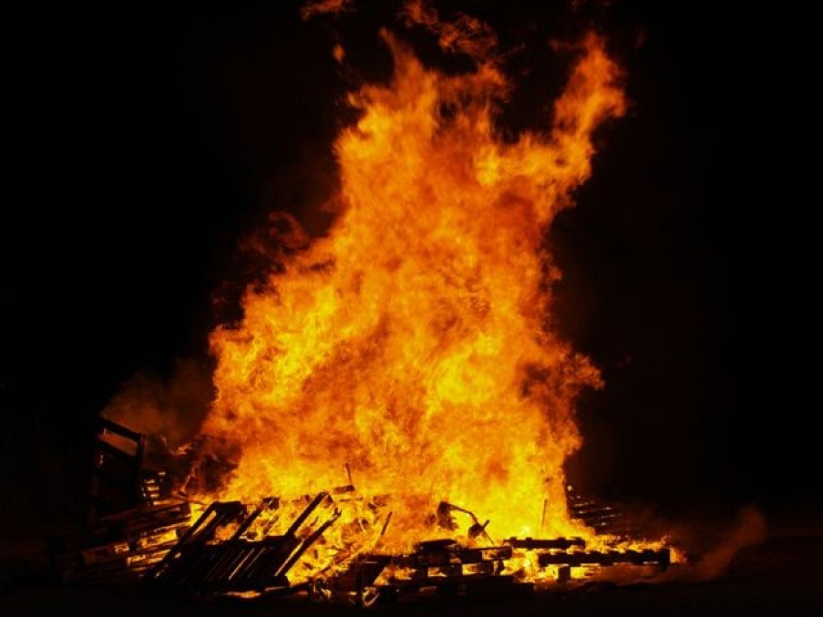 les-fogueres-marquen-la-tradicio-de-la-nit-de-sant-joan-5d0a57395a883